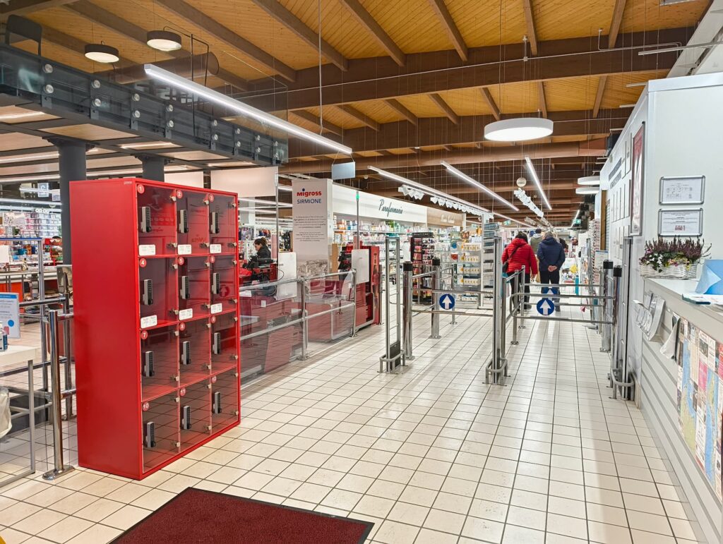 Armadietti di sicurezza installati all'ingresso di un punto vendita retail — soluzioni Evertek per deposito borse e riduzione furti